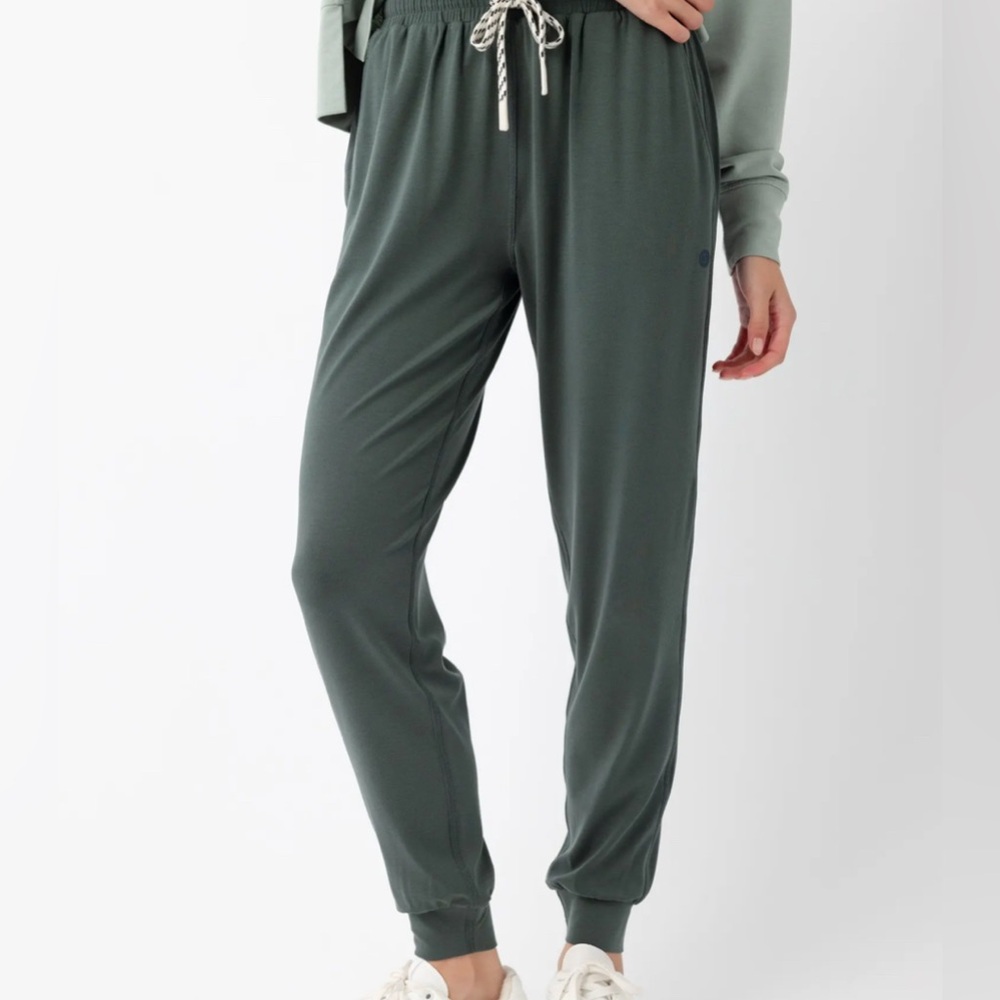 Cozy Earth Women’s Studio Joggers Sz M (Current On Website)